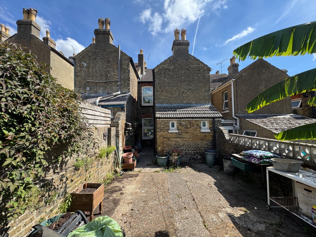 Lot: 185 - TERRACE HOUSE FOR IMPROVEMENT - Rear elevation